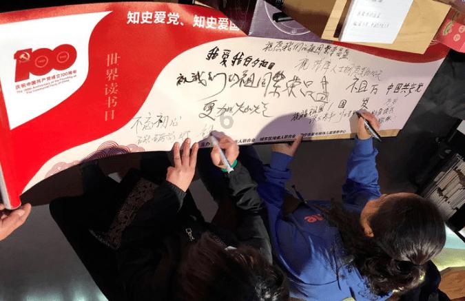 漂亮女孩清洗车